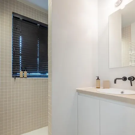 Bright And Modern 2-bedroom In
